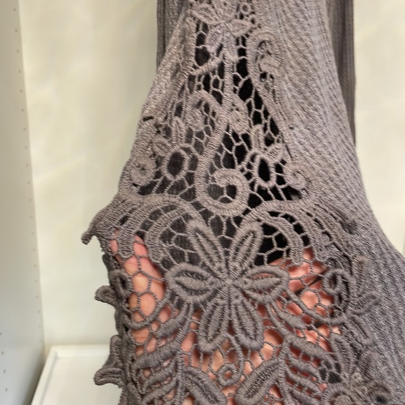 Plummy top with macrame sleeves and colored studs on the front. Very fun top - Picture 5 of 5